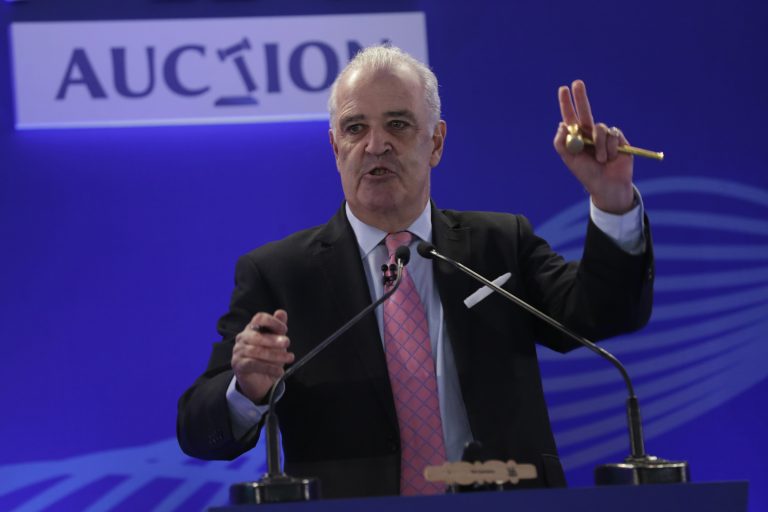 IPL Mega Auction Live: IPL Auctioneer Mr. Hugh Edmeades collapse during IPL Mega Auction, Hasaranga Sold to RCB in 10.75 Cr.