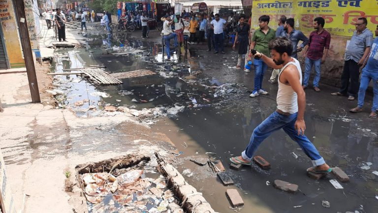 Muzaffarpur Smart City in Pictures : मुजफ्फरपुर स्मार्ट सिटी – मोतीझील बाजार में जलजमाव से मुक्ति के लिए जलजमाव, छात्र गिरा नाले में, दुकानदारों का हंगामा थाने में