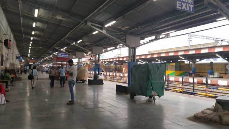 Muzaffarpur News :  मुजफ्फरपुर रेलवे स्टेशन पर सन्नाटा, बसों में भीड़, शहर के सड़कों पर पसरा सन्नाटा