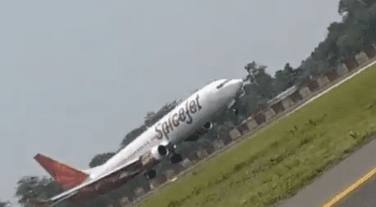 Patna Airport News : आग लगे स्पाइस जेट विमान को देखिये. हवाई जहाज पर चढ़ना उड़ना सब भूल जाइएगा.