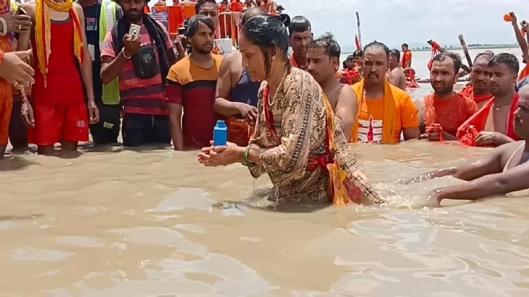 Deoghar Krishna Bam: मुजफ्फरपुर की प्रसिद्ध माँ कृष्णा बम ने 108 किलोमीटर 21 घंटों में पूरी कर देवघर में बाबा का जलाभिषेक किया