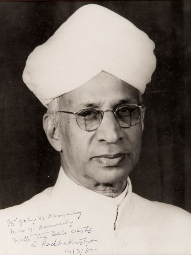 Photograph_of_Sarvepalli_Radhakrishnan_presented_to_First_Lady_Jacqueline_Kennedy_in_1962