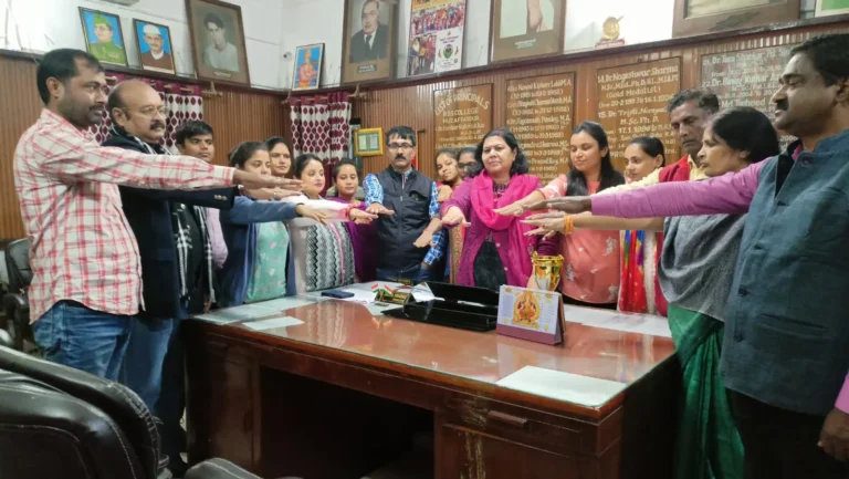 आरडीएस कॉलेज में संविधान दिवस के अवसर पर संविधान की रक्षा को शिक्षक छात्रों एवं कर्मचारियों ने लिया शपथ