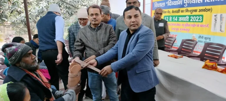 Muzaffarpur News : मुजफ्फरपुर मे विशाल दिव्यांग पुनर्वास शिविर, कृत्रिम पैर, बैसाखी का नि:शुल्क वितरण