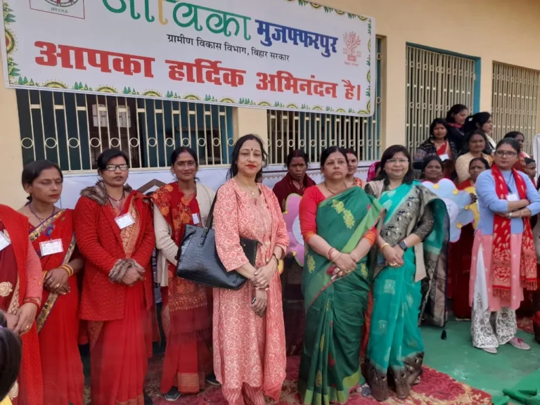 मुजफ्फरपुर में समाधान यात्रा के दौरान अतिथि प्राध्यापकों ने सीएम को सौंपा ज्ञापन