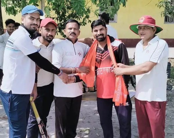 title T20 Cricket खेल समाप्ति पर सम्राट एकादश के वरिष्ठ खिलाड़ी एवं उपकप्तान श्री अभय कुमार, सम्राट एकादश के टीम कोच श्री सन्नी श्रीवास्तव को सम्राट एकादश द्वारा अंगवस्त्र एवं उपहार (समॄति चिन्ह) देकर सम्मानित किया गया