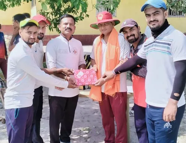title T20 Cricket खेल समाप्ति पर सम्राट एकादश के वरिष्ठ खिलाड़ी एवं उपकप्तान श्री अभय कुमार, सम्राट एकादश के टीम कोच श्री सन्नी श्रीवास्तव को सम्राट एकादश द्वारा अंगवस्त्र एवं उपहार (समॄति चिन्ह) देकर सम्मानित किया गया