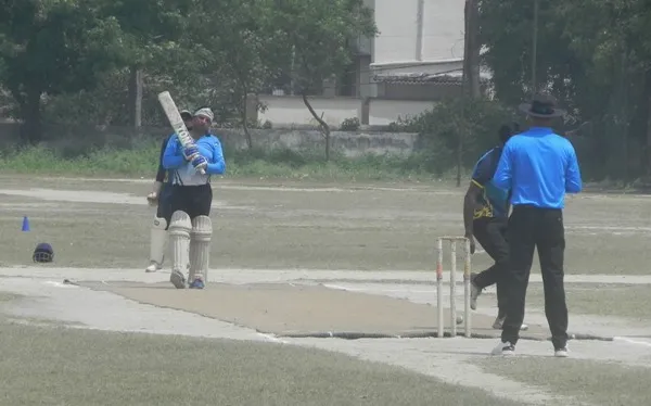 title Muzaffarpur Cricket League फ्रेंड्स एकादश की ओर से बल्लेबाजी करते हुये अभय