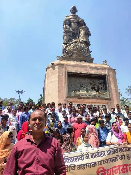 title University News More than 2,000 guest professors from eleven universities took part in the assembly march.