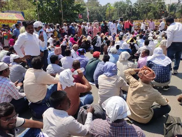 title University News More than 2,000 guest professors from eleven universities took part in the assembly march.