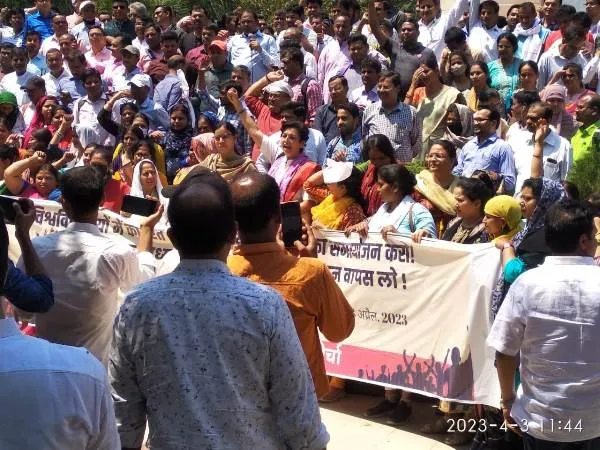 title University News More than 2,000 guest professors from eleven universities took part in the assembly march.