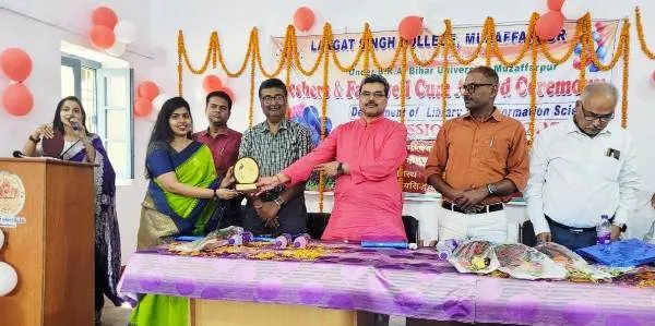 title L.S. College Muzaffarpur समारोह में अच्छा प्रदर्शन करने वाले छात्रों को प्राचार्य प्रो ओमप्रकाश राय ने पुरस्कृत भी किया
