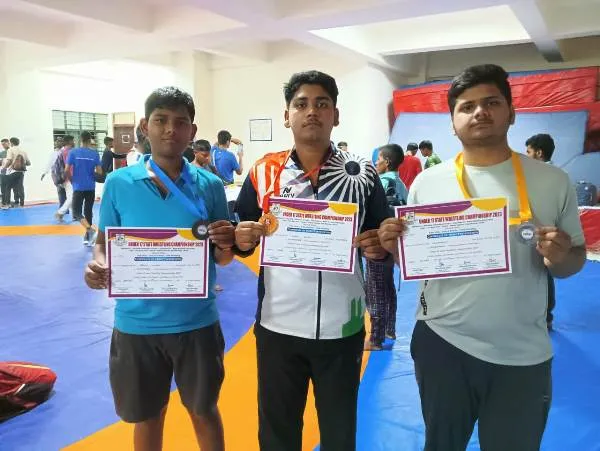 title Bihar State U17 Wrestling बाएं से क्रमशः आर्यन,सालीफ़ और आयुष