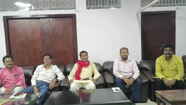 title Ambedkar Jayanti अंबेडकर जयंती समारोह को लेकर आयोजन समिति के सदस्य बैठक करते हुए।