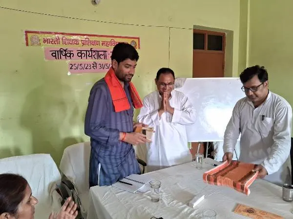 हिन्दी विभाग के प्राध्यापक और शिक्षा संस्कृति उत्थान न्यास,शोध प्रकल्प के राष्ट्रीय संयोजक डा राजेश्वर कुमार