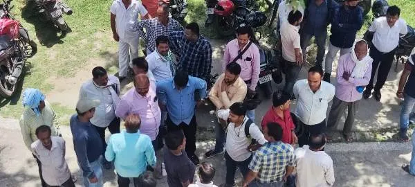 title University News हटाए गए अतिथि प्राध्यापकों का विश्वविद्यालय परिसर में प्रदर्शन एवं कुलपति से वार्ता