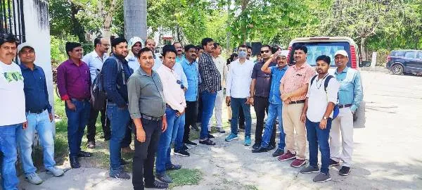 title University News हटाए गए अतिथि प्राध्यापकों का विश्वविद्यालय परिसर में प्रदर्शन एवं कुलपति से वार्ता