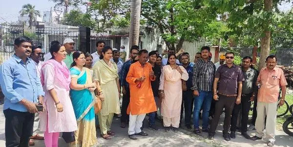 title University News हटाए गए अतिथि प्राध्यापकों का विश्वविद्यालय परिसर में प्रदर्शन एवं कुलपति से वार्ता