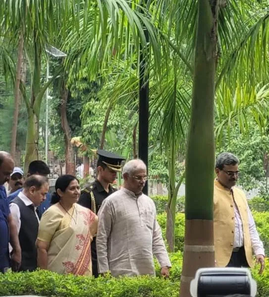 title Governor of Bihar Mr. Rajendra Vishwanath Arlekar Bihar Governor Mr. Rajendra Vishwanath Arlekar in campus with Principal Prof O.P.Rai