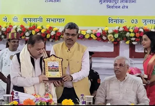 title Governor of Bihar Mr. Rajendra Vishwanath Arlekar Bihar Governor Mr. Rajendra Vishwanath Arlekar in campus with Principal Prof O.P.Rai