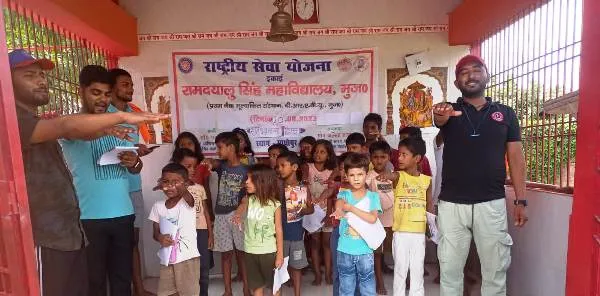 title R.D.S. College NSS R.D.S. College NSS छात्र छात्राओं ने ग्रामीण इलाकों में जाकर कला एवं स्वच्छता का पाठ पढ़ाया
