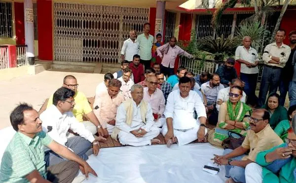 title Fatal Attack on Professor Fatal Attack on Professor एमएलसी डॉ संजय कुमार सिंह के नेतृत्व में धरने पर बैठे शिक्षक