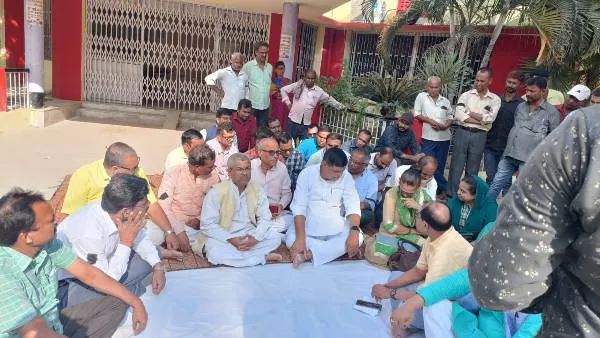 title Bihar University News Bihar University News प्रोफेसर पर गोलीबारी के विरोध में शिक्षक संघ का कार्य-बहिष्कार,धरना-प्रदर्शन व नारेबाज़ी