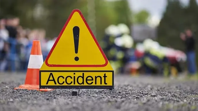 title Greator Noida Bus Accident Greator Noida Bus Accident रोडवेज बस में दुखद हादसा: ड्राइवर को दिल का दौरा पड़ा, 5 घायल, 3 की मौत;