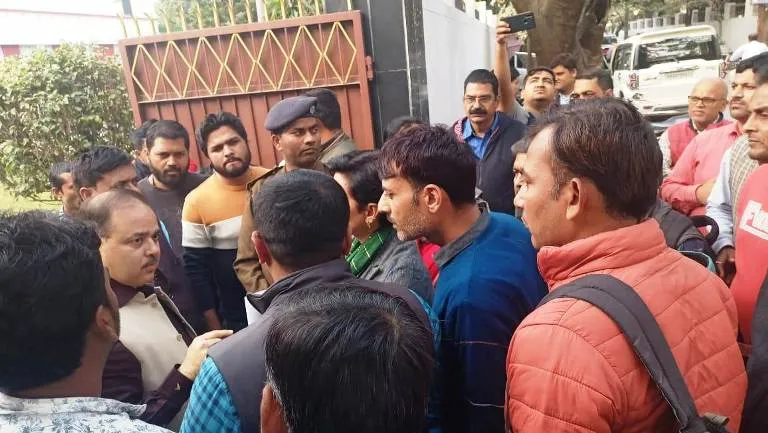 title Bihar University News Bihar University News हिंदी विषय में हटाए गए अतिथि प्राध्यापक ने कुलपति का किया घेराव