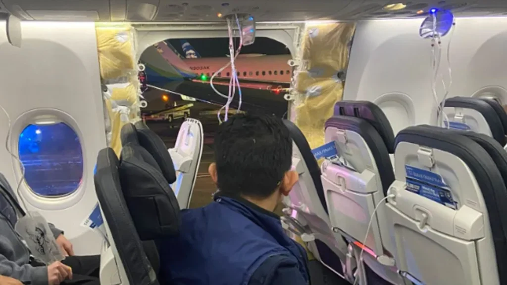 title Alaska Airlines Alaska Airlines के विमान का दरवाजा हवा में खुला, बाल बाल बचे 171 यात्री