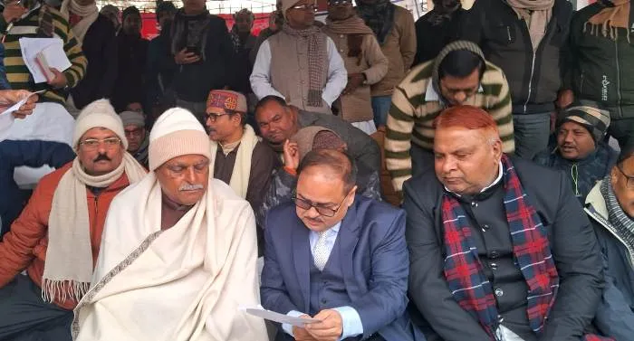 title Bihar University Bihar University शिक्षकों और कर्मचारियों का विश्वविद्यालय परिसर में रोषपूर्ण प्रदर्शन