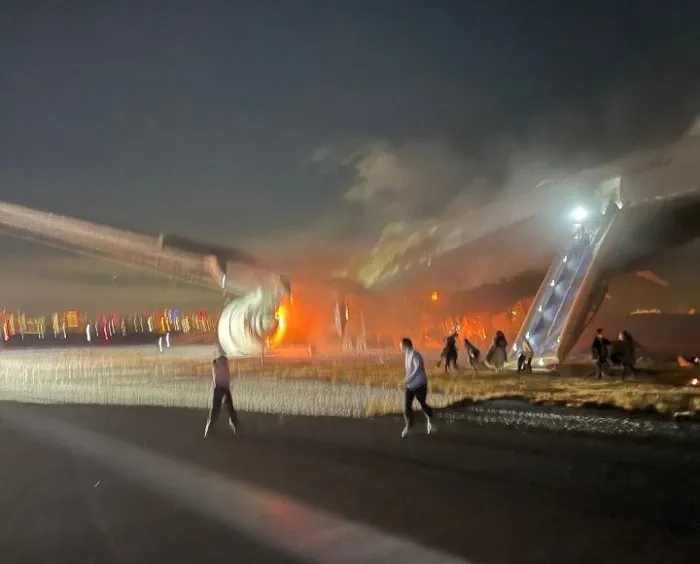 title Tokyo Airport Japan Airlines विमान के Tokyo Airport पर टकराने के बाद चमत्कारिक ढंग से बच निकले 379 यात्री