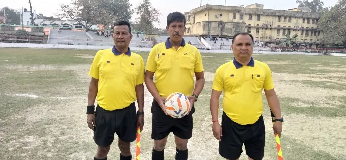 title Randhir Verma KK Prasad Memorial Football निर्णायक दल के अलीमुद्दीन, रमेश कुमार, सुरेश महतो एवम मुहम्मद सलाउद्दीन
