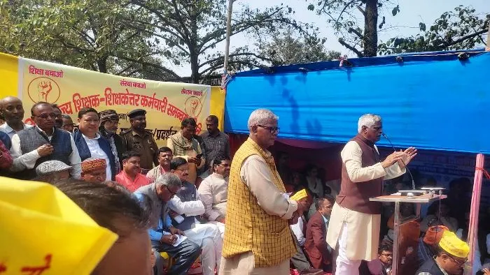 title Legislative Assembly Legislative Assembly विधानसभा के समक्ष शिक्षक एवं कर्मचारियों का रोषपूर्ण धरना-प्रदर्शन