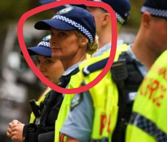 title Sydney Mall Knife Attack Sydney Mall Knife Attack महिला पुलिस अधिकारी ने हमलावर को मार गिराया.