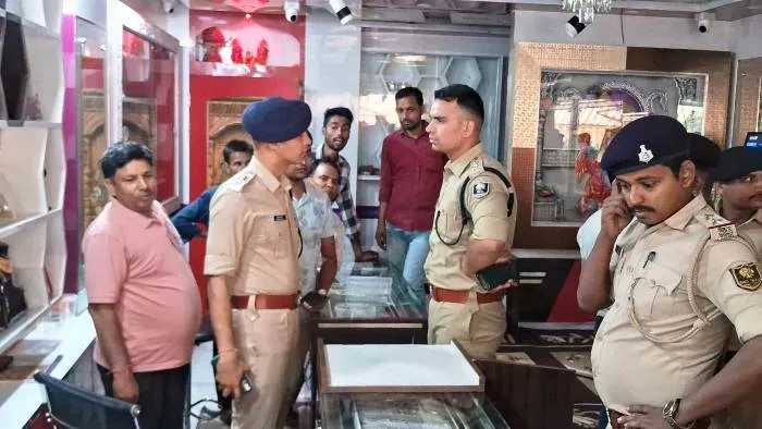 title Muzaffarpur Crime News Muzaffarpur Crime News हथियार के बल पर 50 लाख से अधिक के स्वर्ण आभूषण की लूट
