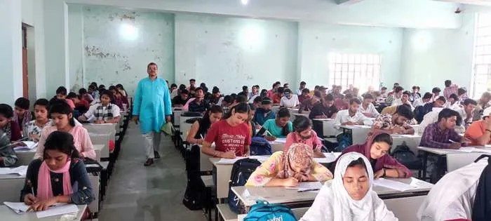 title LS College LS College के प्राचार्य प्रो ओमप्रकाश राय ने आंतरिक परीक्षा का निरीक्षण किया