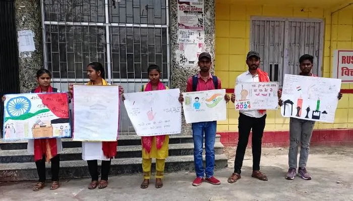 RDS College द्वारा नुक्कड़ नाटक और पोस्टर के माध्यम से मतदान जागरूकता अभियान 