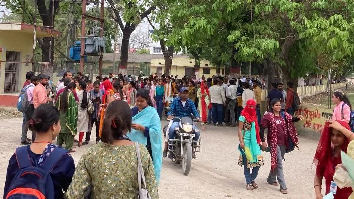 परीक्षार्थी प्रवेश करते हुए RDS College में