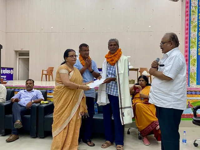 title RDS College विदाई समारोह में प्राचार्य डॉ अनिता सिंह ने कहा कि श्री शैलेंद्र चौधरी ने लंबे समय तक कॉलेज में ईमानदारी पूर्वक अपनी सेवा दी है। उनकी कर्मठता और ईमानदारी से सभी कर्मचारियों को प्रेरणा लेते रहना है। पूरा कॉलेज परिवार उनके उत्तम स्वास्थ्य और सुखद जीवन की कामना करता है।