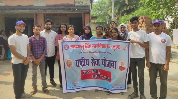 title RDS College RDS College NSS द्वारा गोद लिए प्राथमिक विद्यालय भीखनपुरा में दीपावली के उपहार बांटे गए