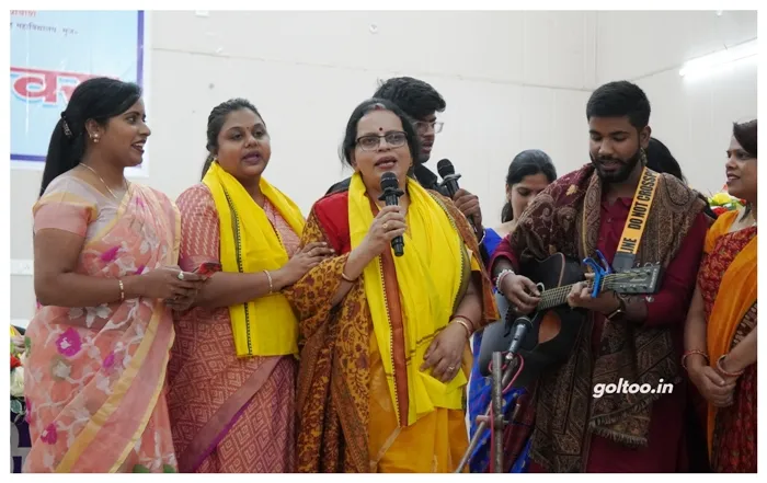 title RDS College RDS College शिक्षक और छात्रों ने मिलकर गीत को समूह में गाया।