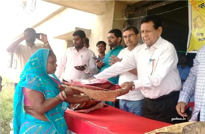 SKJ Law College के तत्वावधान में सैकड़ों छठव्रतियों को साड़ी, सुप और पूजन सामग्री का वितरण