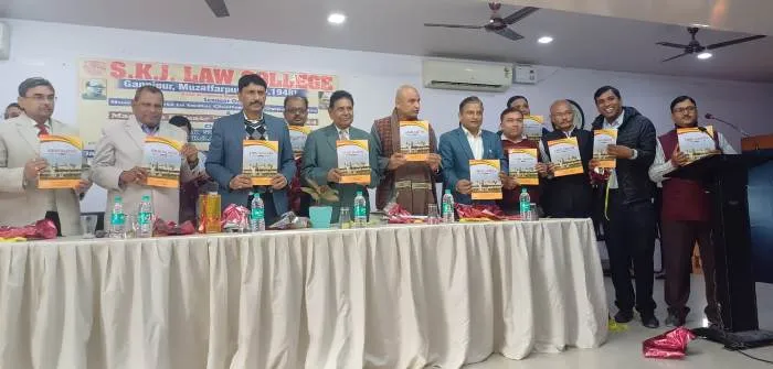 title SKJ Law College
SKJ Law College मानवाधिकार दिवस: सेमिनार के मध्य में महाविद्यालय की पत्रिका 'विधि दर्पण' का लोकार्पण मुख्य अतिथियों एवं महाविद्यालय के सभी शिक्षकों के द्वारा किया गया.