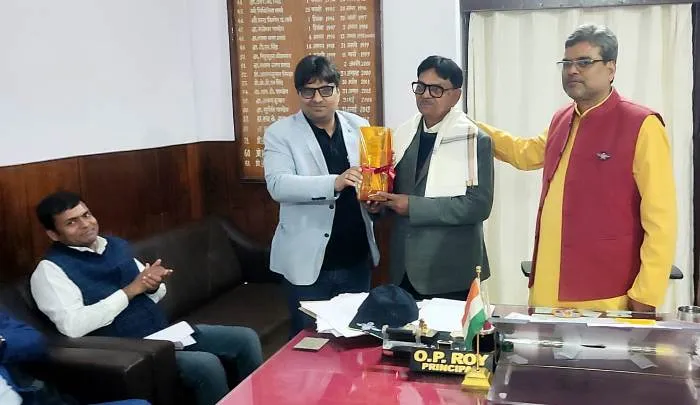 title LS College LS College सेवानिवृत हो रहे भौतिकी विभागाध्यक्ष प्रो गोपालजी को स्मृति चिह्न और शॉल देकर प्राचार्य प्रो राय और फिजिक्सवाला के अधिकारियों ने सम्मानित भी किया.