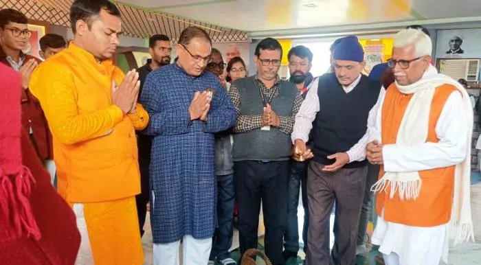 title Swami Vivekanand Jayanti Swami Vivekanand Jayanti स्वामी विवेकानंद का समस्त जीवन हमारे अंदर भारतीयता का भाव पैदा करता है: डॉ सत्यनारायण गुप्ता