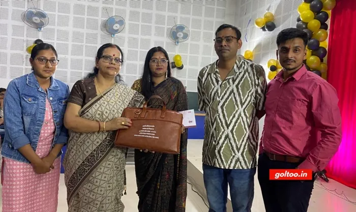 title RDS College RDS College विभाग के लिए गौरव का क्षण 2022-24 बैच की स्नातकोत्तर छात्रा मोनिका द्वारा लिखित एक अध्याय को भारतीय संविधान का दर्शन पुस्तक में शामिल किया जाना था।