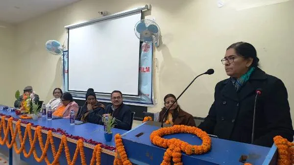 मुख्य वक्ता प्रो. मधुशालिनी ने फिल्म को मानवीय संवेदनाओं को जागृत करने का सशक्त माध्यम बताया।