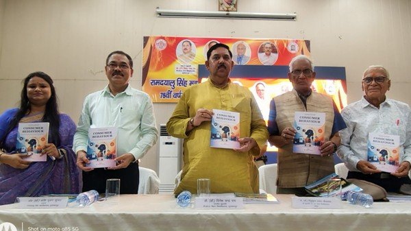 title RDS College रडीएस कॉलेज की ऐतिहासिक पत्रिका "वर्तिका" तथा डॉ. कृतिका वर्मा द्वारा स्नातक छात्रों के लिए लिखी गई पुस्तक "कंज्यूमर बिहेवियर" का कुलपति, प्राचार्य एवं विशिष्ट अतिथियों द्वारा लोकार्पण किया गया।