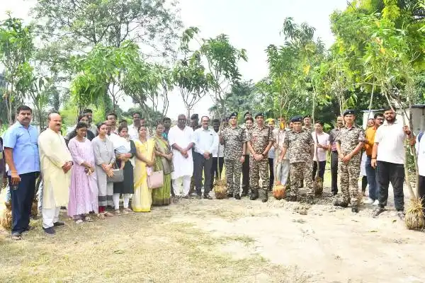 CRPF डीआईजी राकेश कुमार और RDS College के प्राचार्य प्रो. (डॉ.) शशिभूषण कुमार 